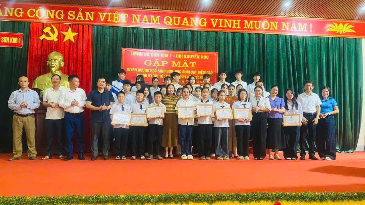 Ủy ban nhân dân xã, hội Khuyến học xã Sơn Kim 1 gặp mặt, vinh danh, khen thưởng học sinh giỏi, học sinh đạt điểm cao trong kỳ thi tốt nghiệp THPT năm 2025