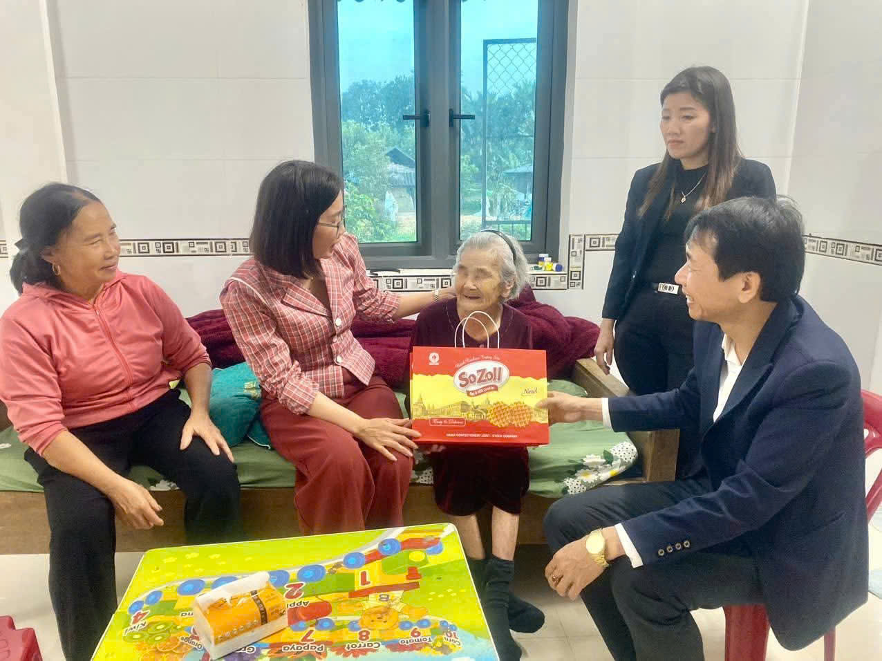 CÁC ĐỒNG CHÍ LÃNH ĐẠO XÃ SƠN KIM 1 THĂM, TẶNG QUÀ THÂN NHÂN GIA ĐÌNH LIỆT SỸ NHÂN DỊP TẾT NGUYÊN ĐÁN BÍNH NGỌ 