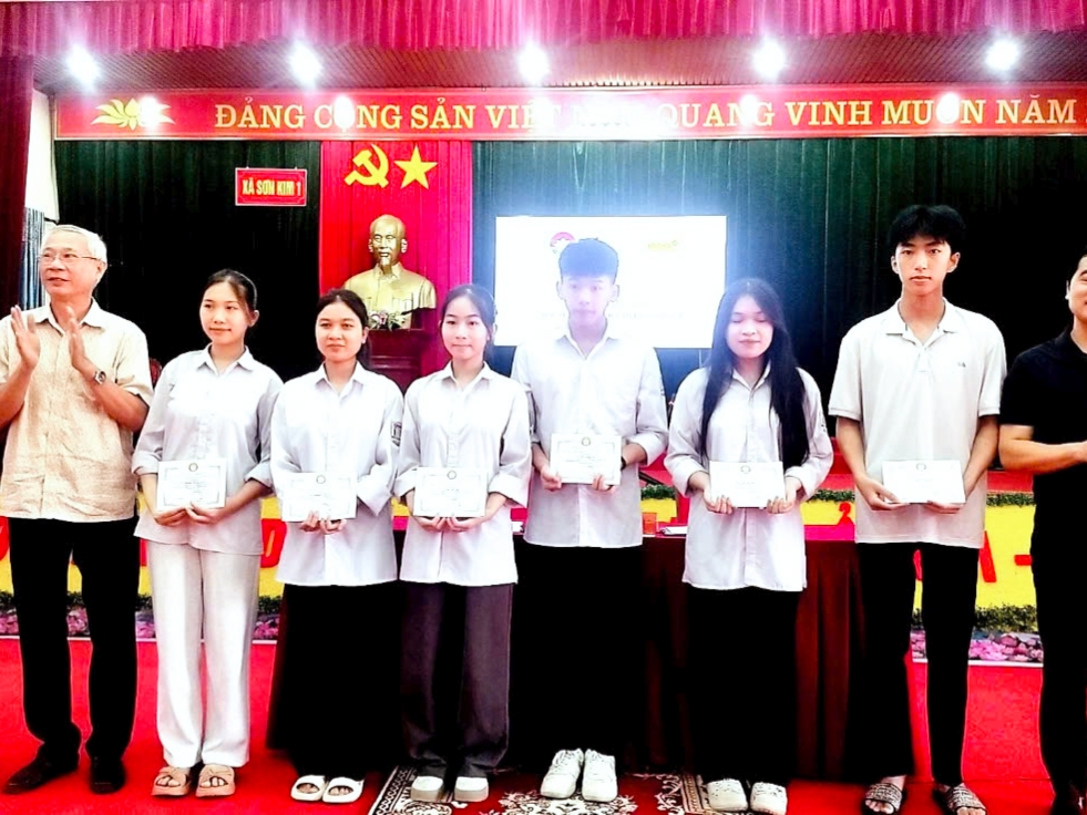 Hội khuyến học tỉnh Hà Tĩnh Vinh danh các em học sinh có hoàn cảnh đặc biệt khó khăn vươn lên trong học tập và học sinh đạt giải tỉnh khối văn hóa năm học 2024 - 2025