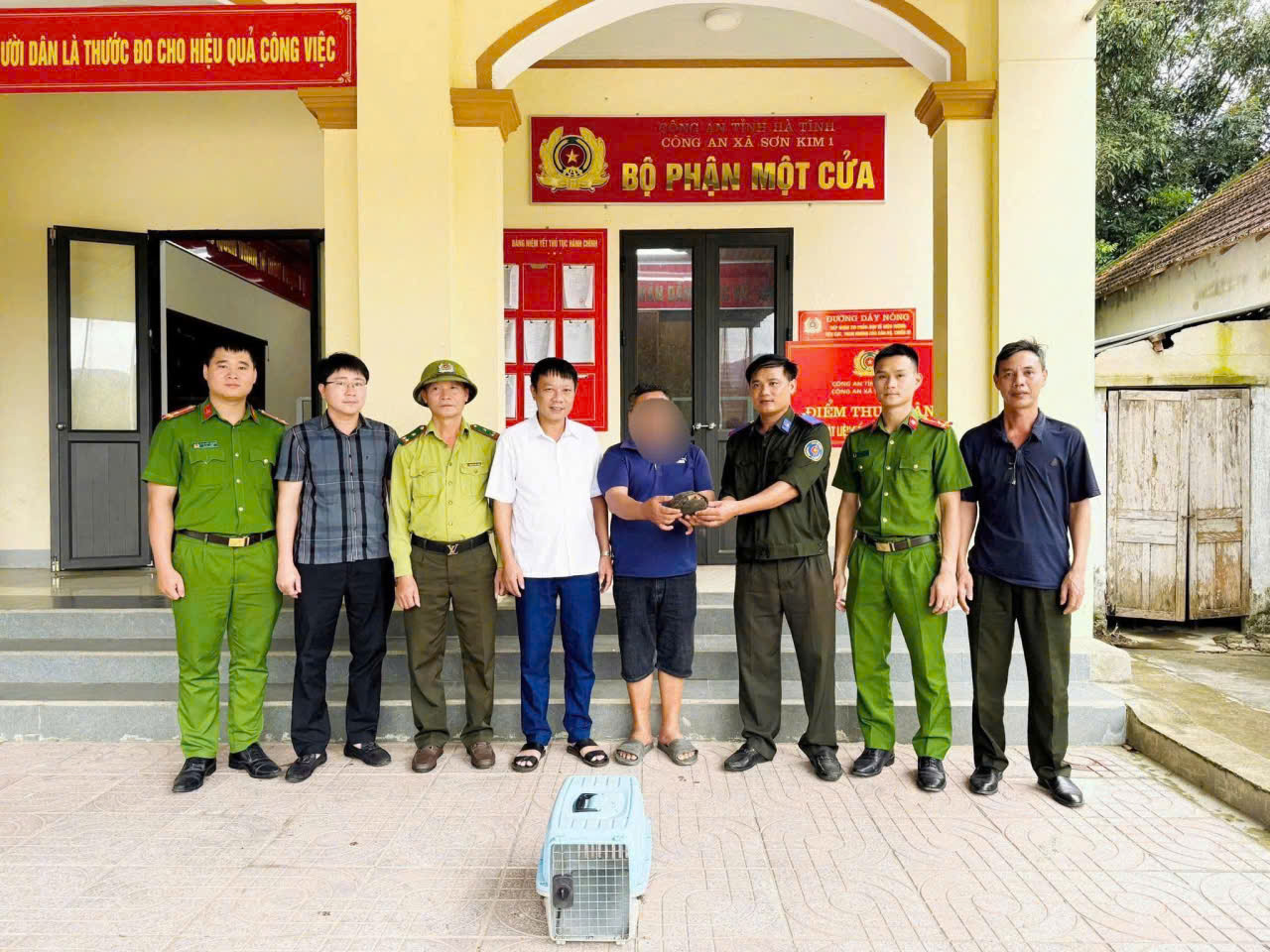 Công dân tự nguyện giao nộp động vật hoang dã quý hiếm cho cơ quan chức năng