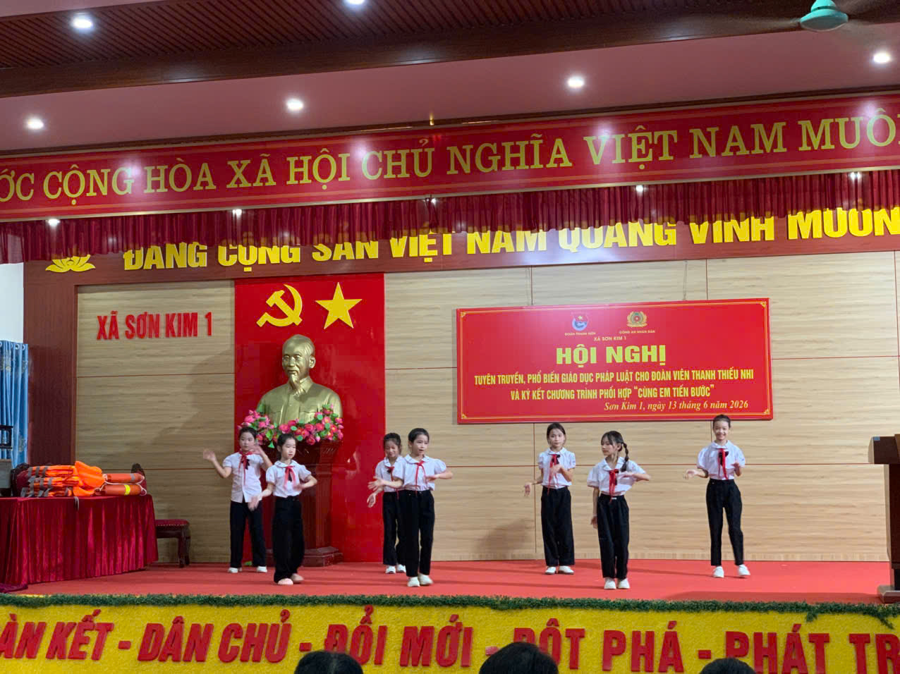 ĐOÀN THANH NIÊN XÃ SƠN KIM 1 PHỐI HỢP CÔNG AN XÃ TỔ CHỨC TUYÊN TRUYỀN PHÁP LUẬT, KỸ NĂNG PHÒNG CHỐNG ĐUỐI NƯỚC VÀ AN TOÀN GIAO THÔNG CHO THANH THIẾU NHI