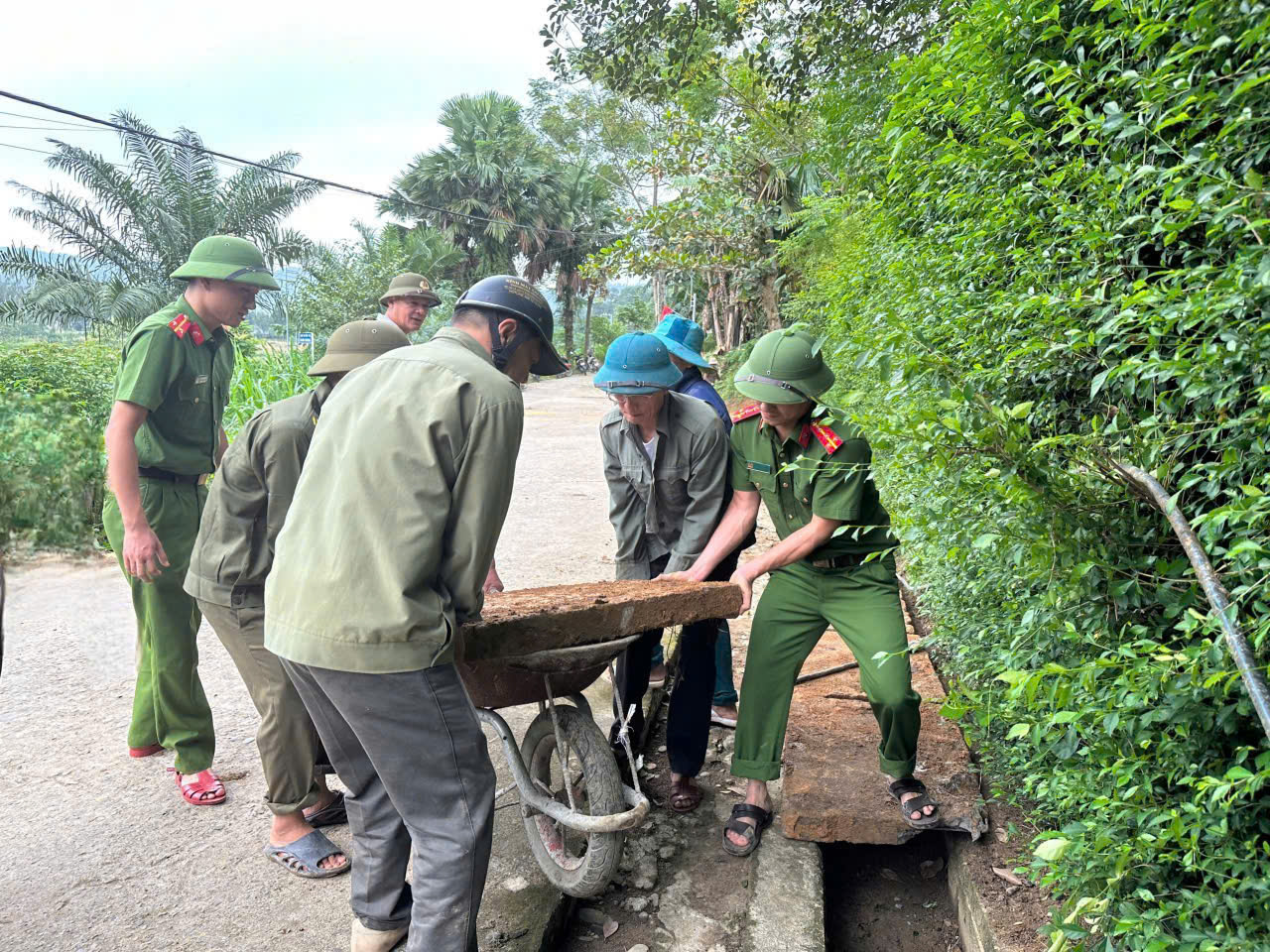 Phát huy vai trò của Nhân dân để xây dựng Đảng bộ và các tổ chức trong hệ thống chính trị trong sạch, vững mạnh
