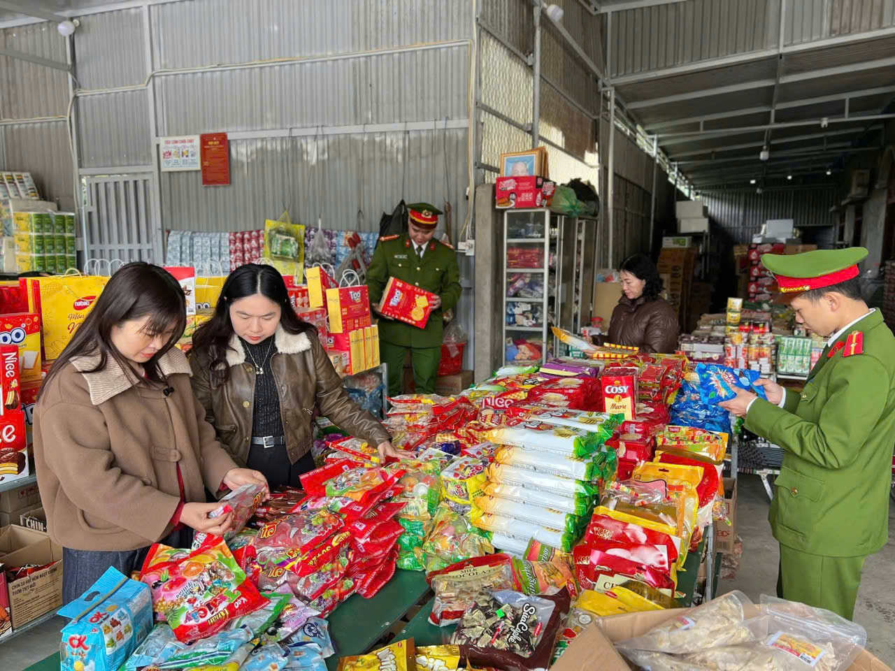 ĐOÀN KIỂM TRA LIÊN NGÀNH XÃ SƠN KIM 1 TỔ CHỨC KIỂM TRA PHÒNG CHỐNG HÀNG GIẢ, HÀNG NHÁI, GIAN LẬN THƯƠNG MẠI, ĐẢM BẢO VỆ SINH AN TOÀN THỰC PHẨM NHÂN DỊP TẾT NGUYÊN ĐÁN  BÍNH NGỌ VÀ LỄ HỘI XUÂN 2026.