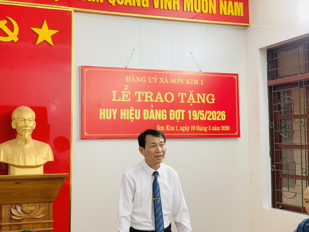 ĐẢNG BỘ XÃ SƠN KIM 1: TRAO TẶNG HUY HIỆU ĐẢNG ĐỢT 19/5