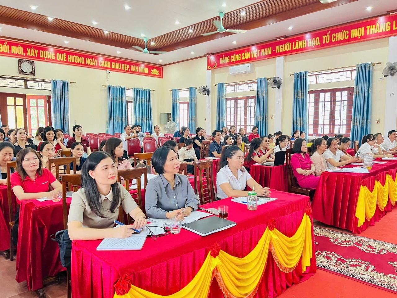 Các thầy cố giáo luôn nghiêm túc suốt buổi trực tuyến