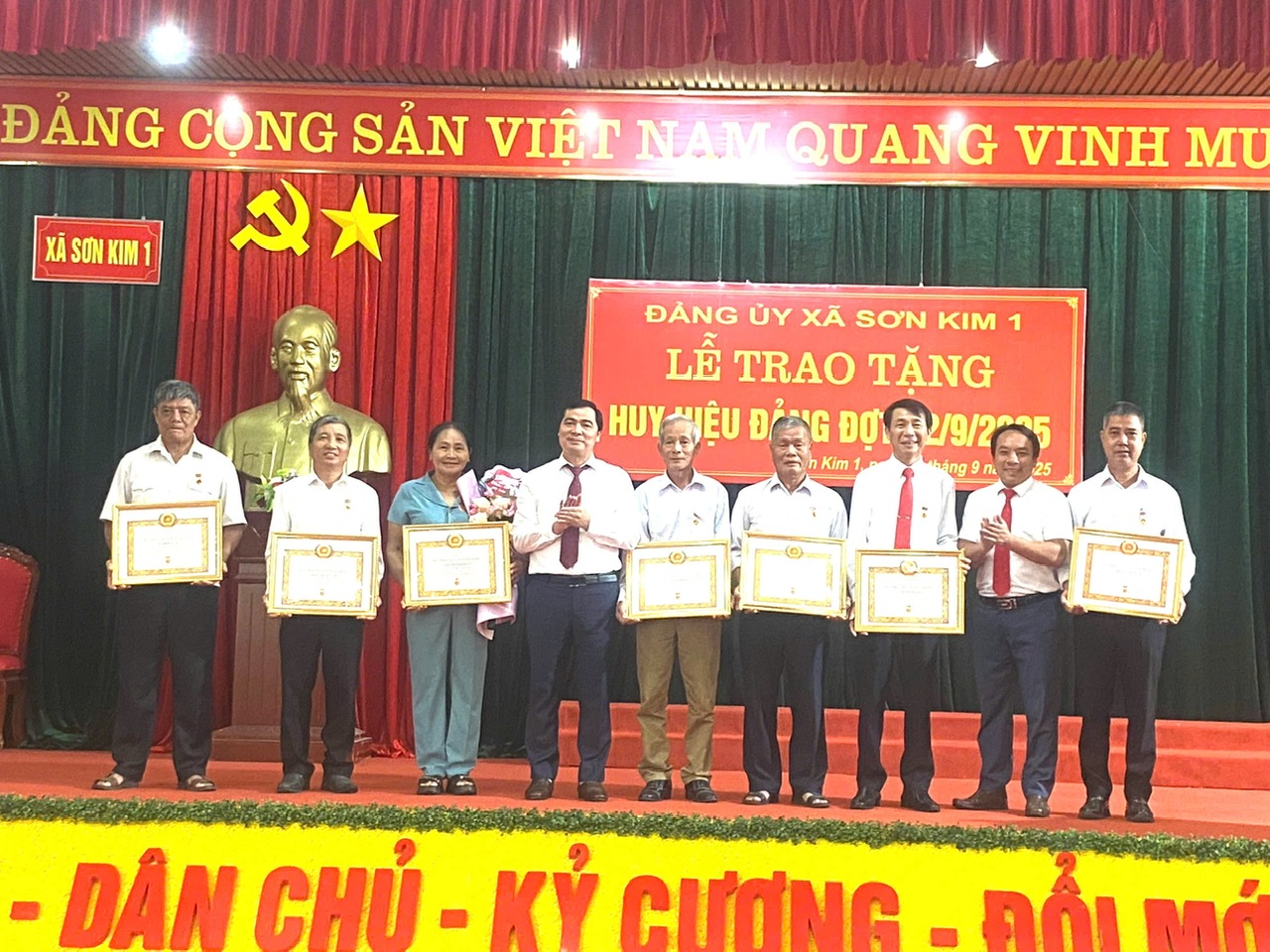 Đảng ủy xã Sơn Kim 1 tổ chức Hội nghị trao huy hiệu Đảng đợt 2/9 và quán triệt Nghị quyết, chương trình hành động thực hiện Nghị quyết ĐH Đảng bộ xã lần thú I, nhiệm kỳ 2025 – 2030