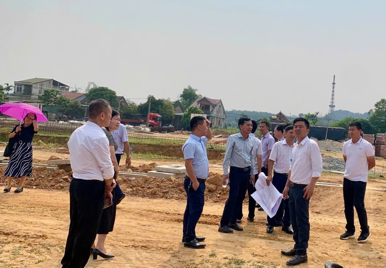 ĐOÀN CÔNG TÁC CỦA BÔ GIÁO DUC VÀ ĐÀO TAO KIỂM TRA TIẾN ĐỘ THI CÔNG TẠI TRƯỜNG PHỔ THÔNG NÔI TRÚ LIÊN CẤP TIỂU HỌC VÀ THCS SƠN KIM 1