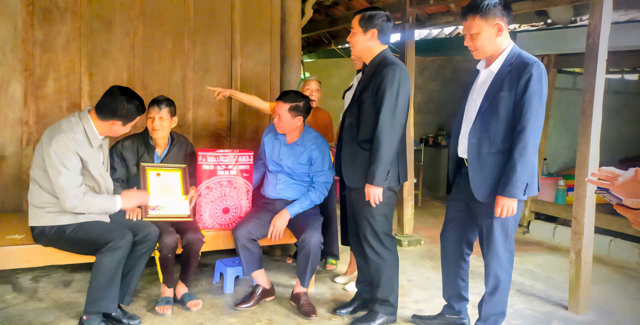 ĐỒNG CHÍ NGUYỄN THÀNH ĐỒNG CHỦ TỊCH MTTQ TỈNH HÀ TĨNH THĂM VÀ TẶNG QUÀ CHO ĐỐI TƯỢNG CHÍNH SÁCH, GIA ĐÌNH CÓ HOÀN CẢNH ĐẶC BIỆT KHÓ KHĂN TRÊN ĐỊA BÀN XÃ SƠN KIM 1