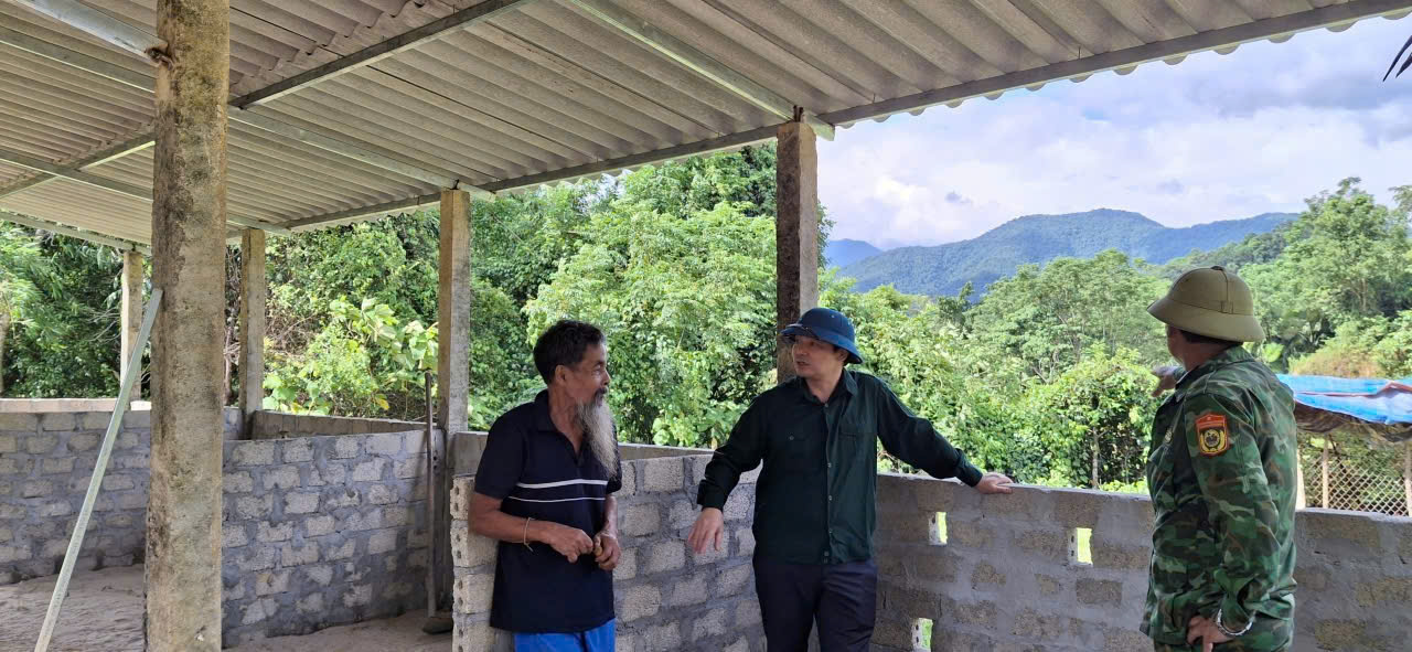 ĐỒNG CHÍ BÍ THƯ ĐẢNG ỦY, CHỦ TỊCH HỘI ĐỒNG NHÂN DÂN XÃ  KIỂM TRA CÔNG TÁC XÂY DỰNG NÔNG THÔN MỚI  TẠI CÁC THÔN TRÊN ĐỊA BÀN XÃ