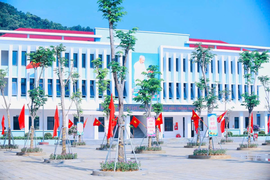 Rộn ràng Lễ khai giảng năm học mới và khánh thành Trường Phổ thông nội trú liên cấp tại xã biên giới Sơn Kim 1