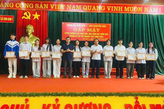 Ủy ban nhân dân xã, hội Khuyến học xã Sơn Kim 1 gặp mặt, vinh danh, khen thưởng học sinh giỏi, học sinh đạt điểm cao trong kỳ thi tốt nghiệp THPT năm 2025