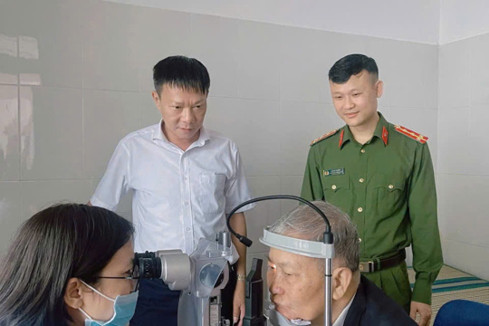 Xã Sơn Kim 1 phối hợp Bệnh viện mắt Sài Gòn - Hà Tĩnh tổ chức khám mắt miễn phí cho người dân