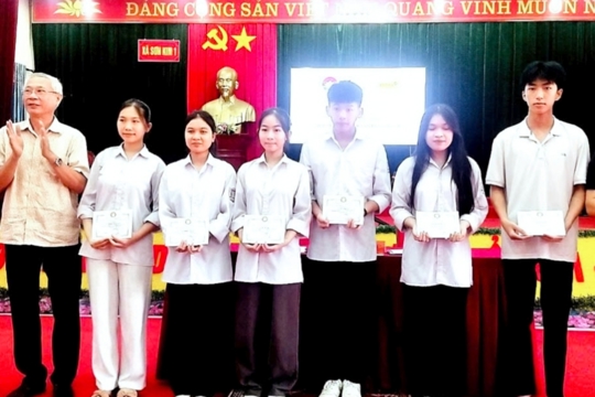 Hội khuyến học tỉnh Hà Tĩnh Vinh danh các em học sinh có hoàn cảnh đặc biệt khó khăn vươn lên trong học tập và học sinh đạt giải tỉnh khối văn hóa năm học 2024 - 2025