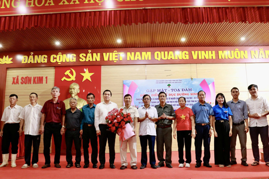 Sơn Kim 1 tổ chức tọa đàm, đồng diễn và thăm hỏi, tặng quà người cao tuổi ốm đau bệnh tật