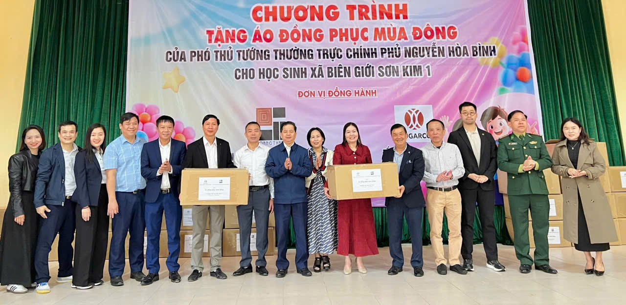 TRAO TẶNG ÁO ẤM CỦA PHÓ THỦ TƯỚNG THƯỜNG TRỰC CHÍNH PHỦ NGUYỄN HÒA BÌNH CHO CÁC EM HỌC SINH XÃ BIÊN GIỚI SƠN KIM 1, TỈNH HÀ TĨNH 
