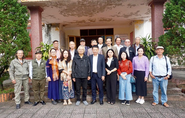 CHI HỘI NHÀ VĂN VIỆT NAM TẠI HÀ TĨNH VÀ HỘI LIÊN HIỆP VĂN HỌC NGHỆ THUẬT HÀ TĨNH THĂM VÀ LÀM VIỆC TẠI XÃ SƠN KIM 1
